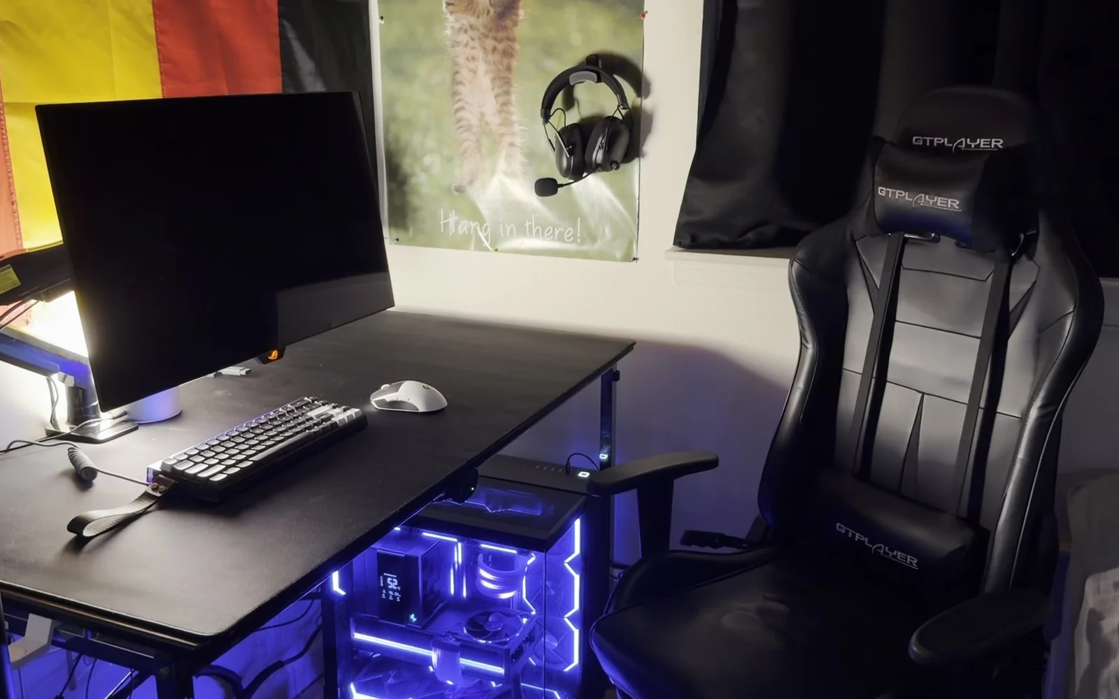 The Bankasi desk with a custom PC, keyboard, and monitor