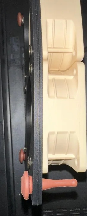 Edge view of the plate