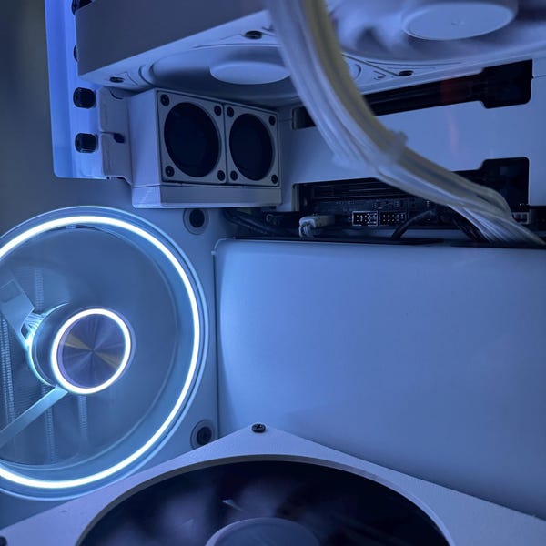 Custom 3D-printed fan bracket installed by customer ITZ MONSTER to eliminate case dead zones